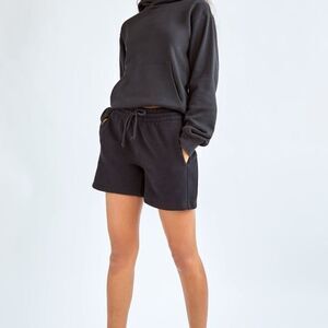 NWT Aritzia TNA Cozy Fleece Boyfriend Hi-Rise Mini Short Black- Size XL